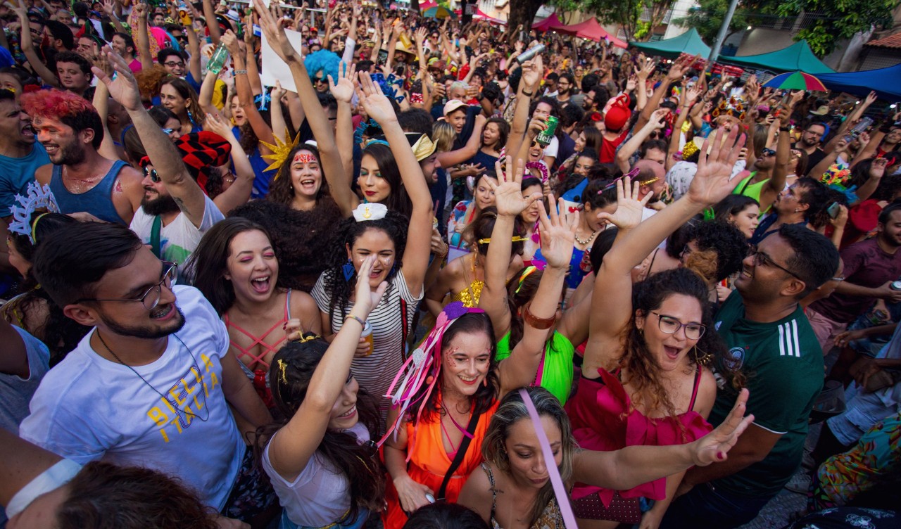 pessoas brincando carnaval